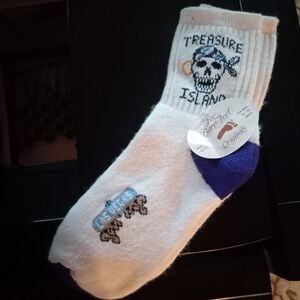 Vintage, Nwt TREASURE ISLAND las Vegas SKULL socks